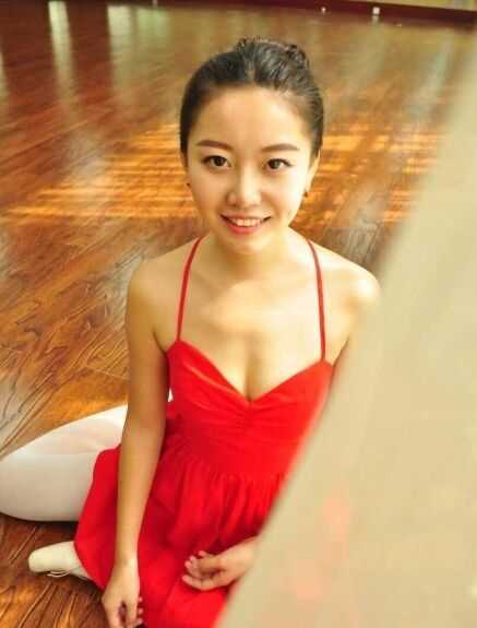 表演结束后，空姐篮球宝贝们在场边放松交谈，汗湿的刘海贴在额头上，却遮不住因为完成精彩表演而洋溢的满足笑容。