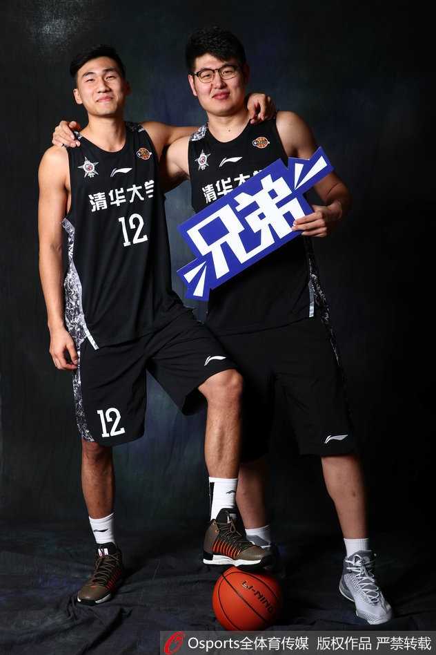 北大队核心球员王少杰在写真中目光如炬，他身后虚化的赛场光影仿佛预示着未来职业道路的无限可能，坚定的下颌线条勾勒出校园篮球的硬核力量。