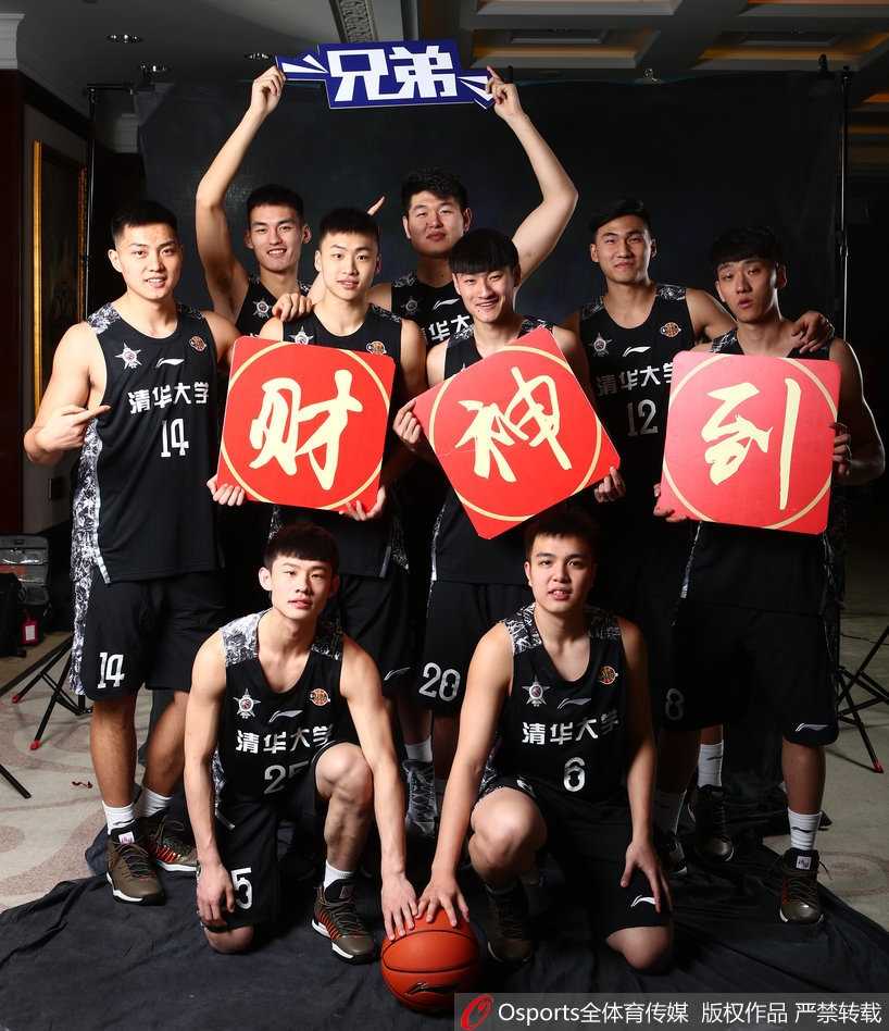 王少杰在更衣室通道内垂首沉思，周遭的喧嚣仿佛被隔绝在外，暖色调的灯光勾勒出他雕塑般的侧脸，这一刻他不是球员，而是一位思考未来的少年。