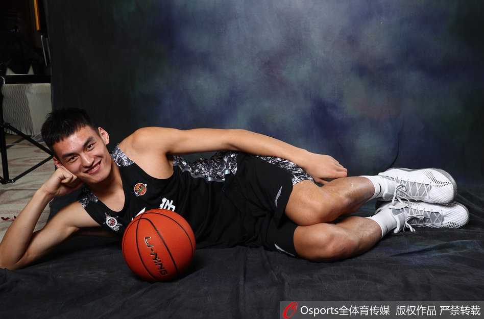 全队围拢在一起鼓劲呐喊，十几只手叠放在中间，年轻的面孔因激动而微微发红，这种原始而纯粹的热血在摄影师的镜头下被永恒保存。