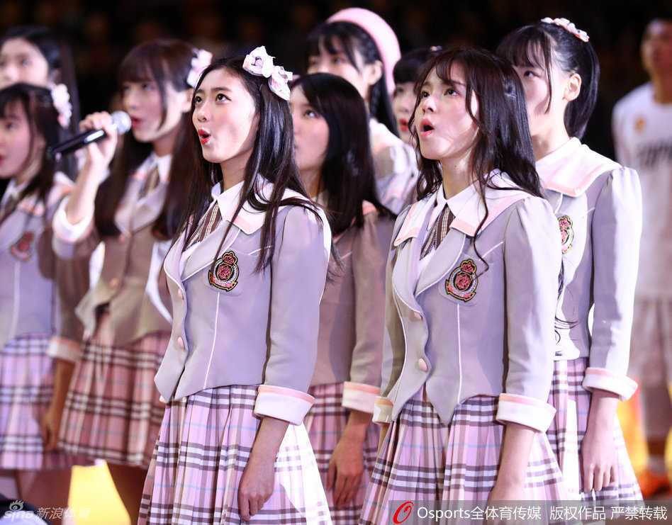 当青春遇见热血:GNZ48跨界CBA赛场的清新瞬间 镜头拉近,这位扎着清爽马尾的女孩双手轻托脸颊,专注的眼神中带着一丝对篮球比赛的好奇与期待。