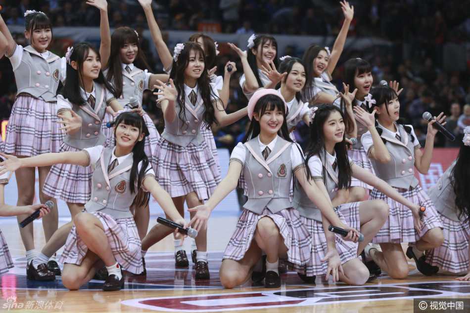 当青春遇见热血:GNZ48跨界CBA赛场的清新瞬间 在人群的簇拥中,几位成员正低声交谈,侧脸在赛场灯光的勾勒下显得格外柔和,仿佛在分享着第一次现场看球的惊喜。