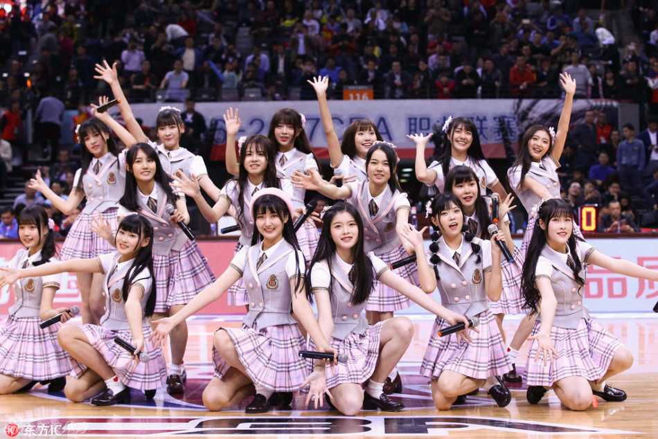 当青春遇见热血:GNZ48跨界CBA赛场的清新瞬间 少女们身着亮色队服,对着镜头绽放出比春日阳光更灿烂的笑容,仿佛将整个篮球场的喧嚣都化作了甜美的音符。