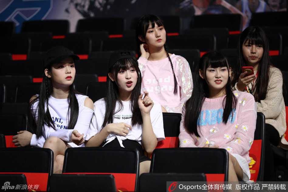 当青春遇见热血:GNZ48跨界CBA赛场的清新瞬间 大合照时间!女孩们围聚在一起,对着镜头比出可爱的姿势,身后巨大的CBA赛场背景板记录下这场青春与体育的美丽邂逅。