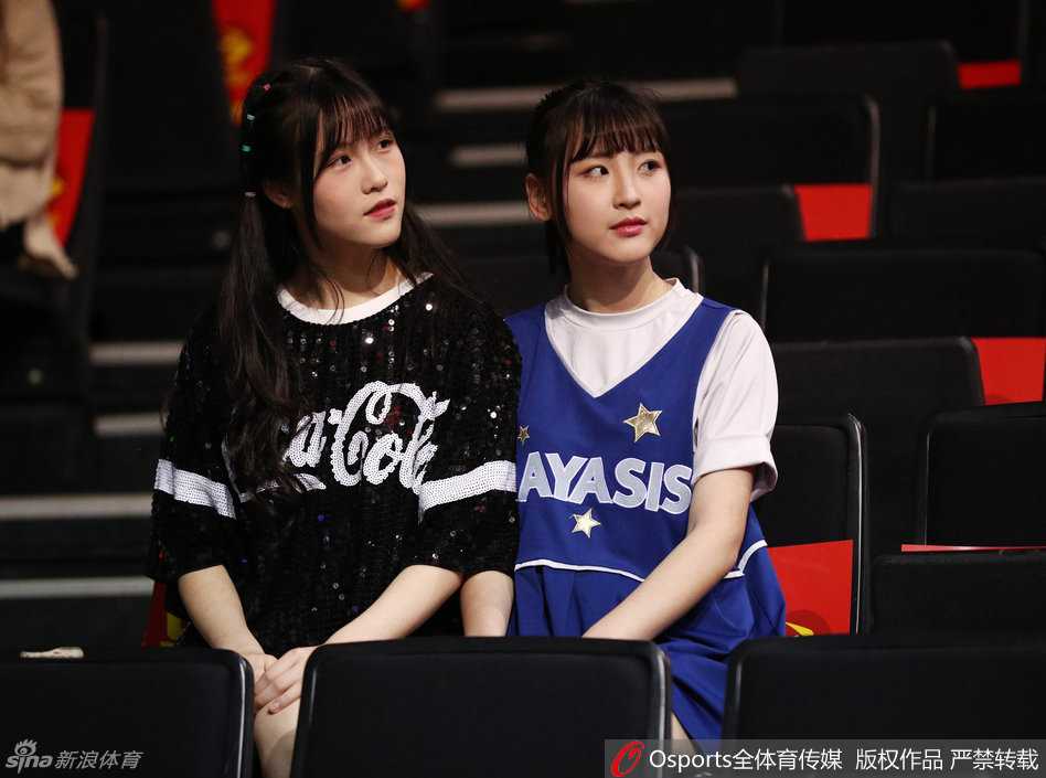 当青春遇见热血:GNZ48跨界CBA赛场的清新瞬间 这位扎着双马尾的成员回眸一笑,眼神清澈明亮,手中的加油棒似乎在下一秒就会随着比赛的节奏舞动起来。