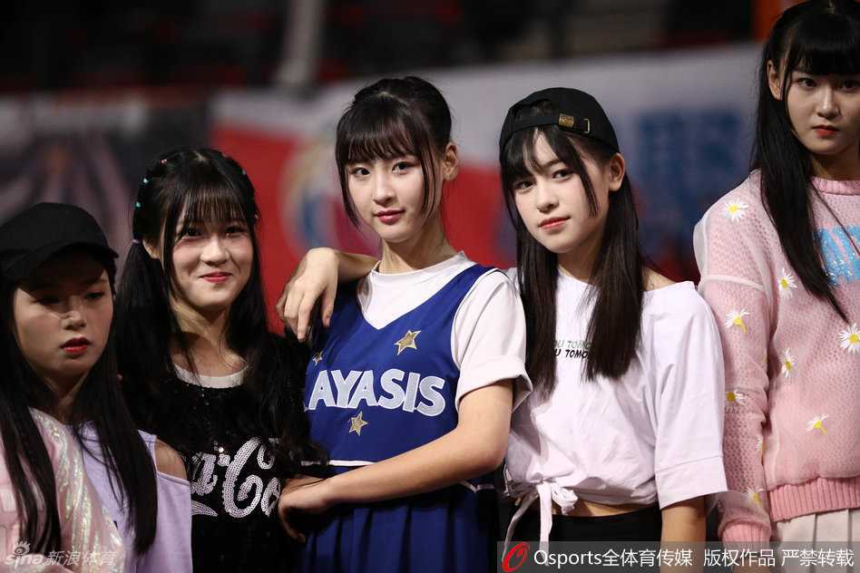 当青春遇见热血:GNZ48跨界CBA赛场的清新瞬间 灯光下,少女们比出标志性的可爱手势,笑容如同赛场上进的球一样,精准地击中了观众的心。