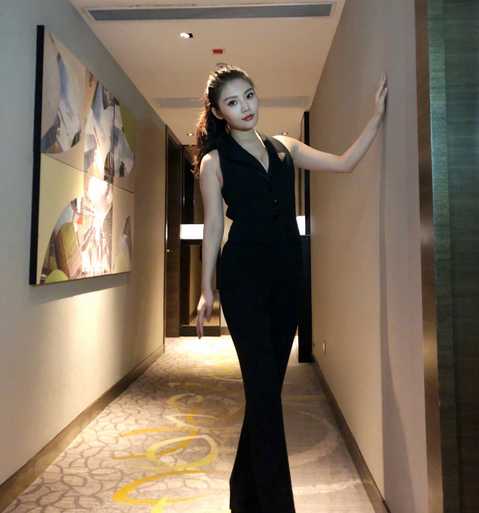 徐冬冬最新写真魅力绽放多组造型展现多样风采 在一组创意写真中,徐冬冬模仿橱窗模特的姿态静静站立,她身穿淡粉色修身针织衫与棕色长裤,显得温婉干练。紧身衣物完美贴合她的身体曲线,展现出健康而饱满的体态,与身旁略显单薄的假模特构成一幅有趣又充满视觉冲击力的画面。