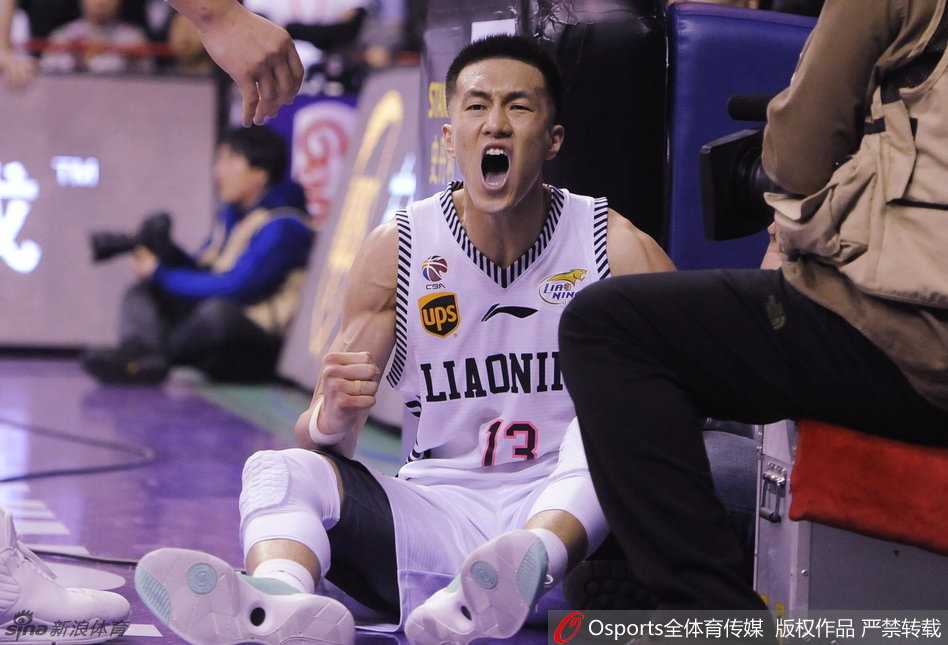 怒吼的郭少与擎天柱大韩:辽篮双核奏响亚洲杯冰与火之歌 郭艾伦在命中关键球后青筋暴起,双手握拳仰天长啸,整个球馆都为之震颤