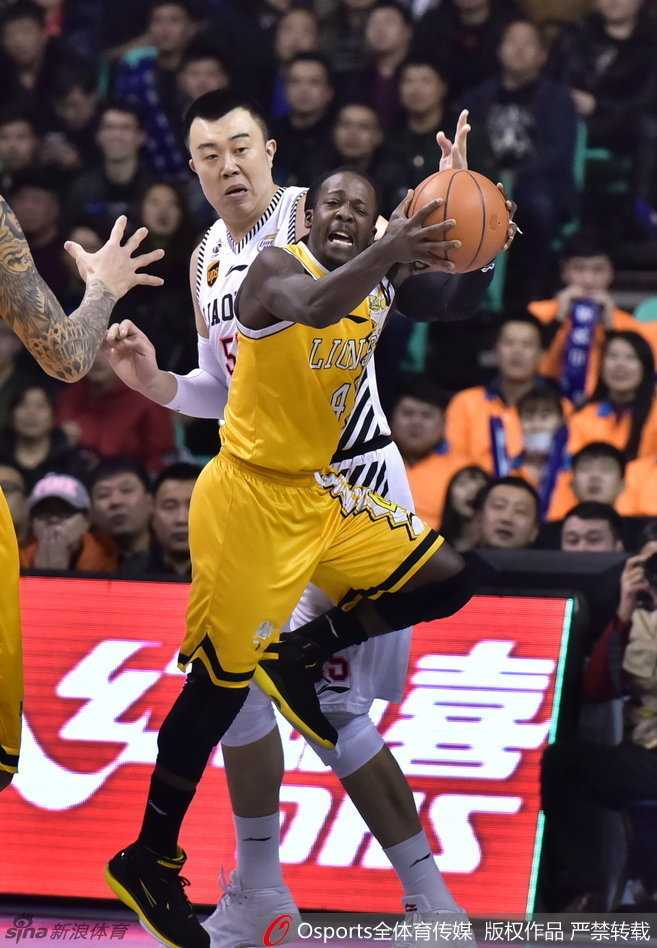 怒吼的郭少与擎天柱大韩:辽篮双核奏响亚洲杯冰与火之歌 郭艾伦倒地瞬间仍死死护住篮球,队友飞奔过来接应,场上气氛紧张到极点