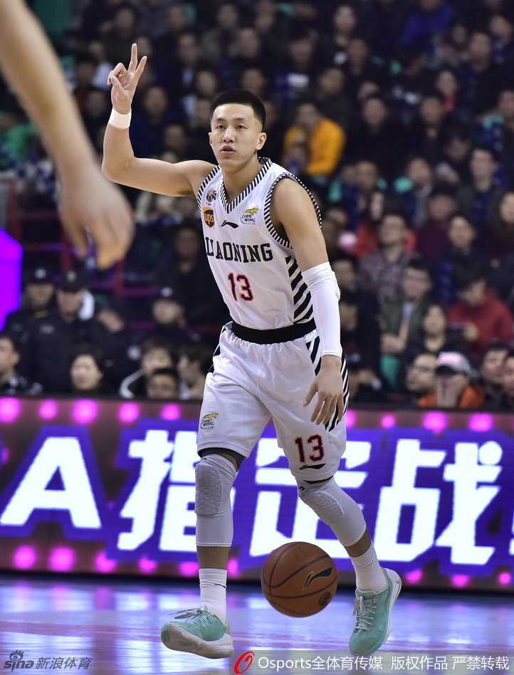 怒吼的郭少与擎天柱大韩:辽篮双核奏响亚洲杯冰与火之歌 李春江指导在场边大声指挥,手势丰富,眼神如炬,彰显冠军教头风范