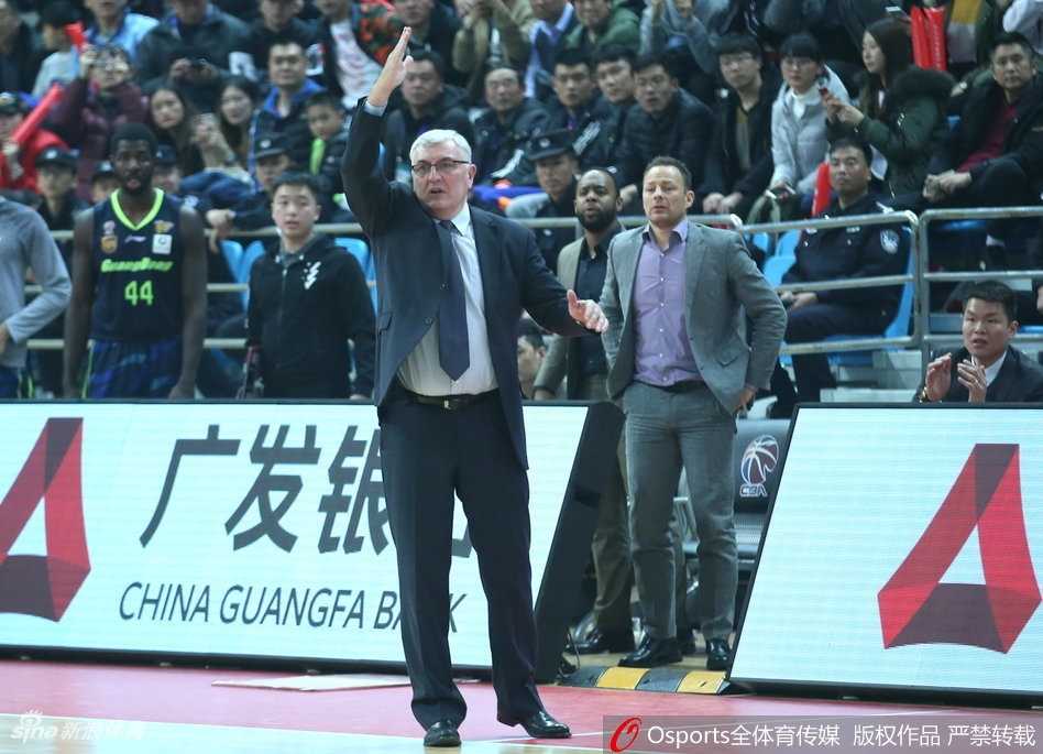 尤纳斯站在场边，神情由愤怒转为无奈，他双手一摊，嘴角露出一丝苦笑，仿佛在说面对这样的判罚尺度，自己已经无计可施。