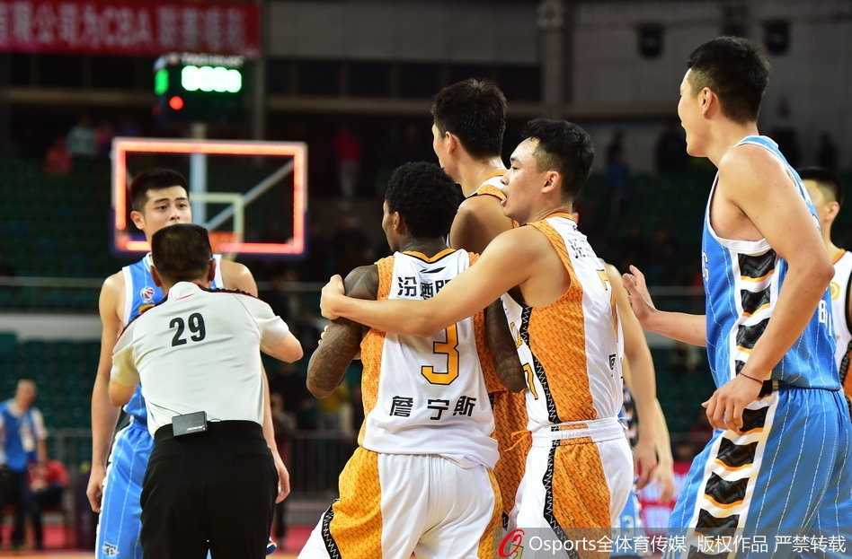 詹宁斯情绪彻底失控，在裁判和队友的重重包围中，他愤怒地指向对手，试图冲向北京队方向，场面一度极度混乱。