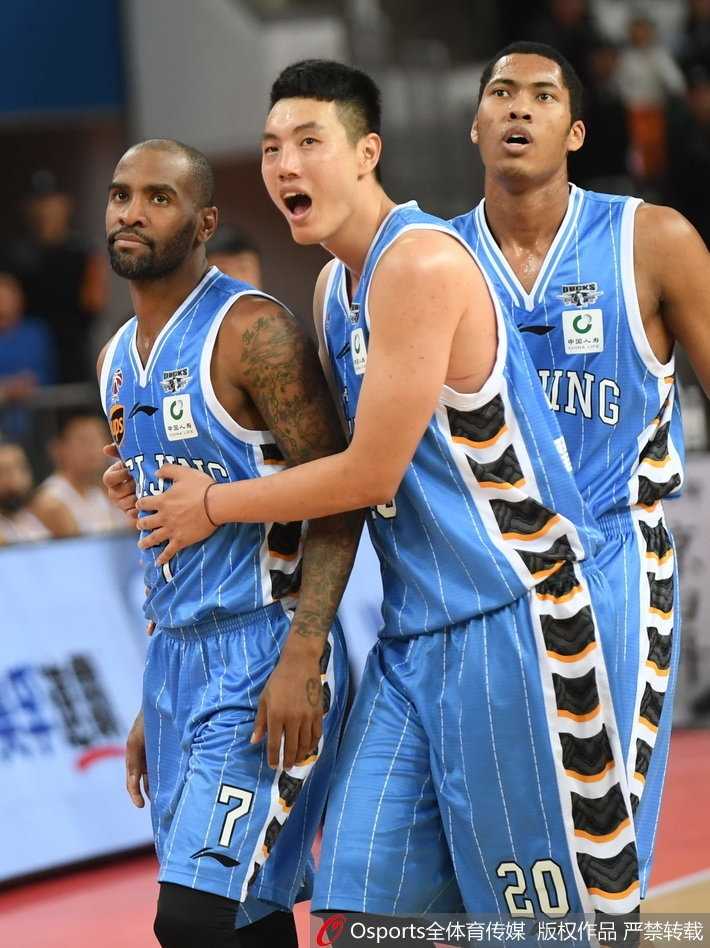 北京首钢队员翟晓川在冲突中抱住情绪激动的詹宁斯，试图安抚局面，这一举动避免了事态的进一步恶化。