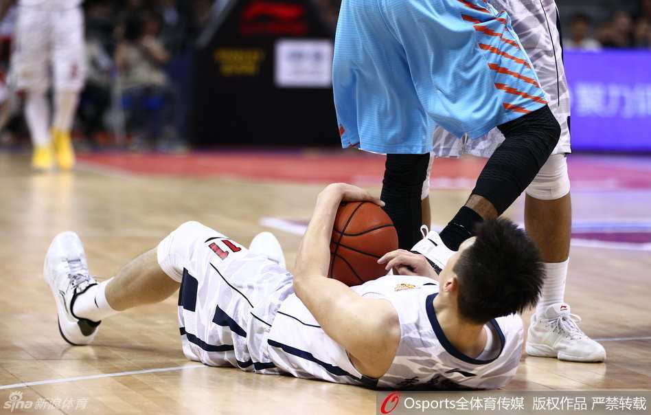 总决赛硝烟弥漫 疆粤大战火爆冲突全记录 比赛刚开始,双方球员就展开了高强度的身体对抗,赵睿在防守中与亚当斯寸步不让,眼神里充满了对胜利的渴望与杀气。