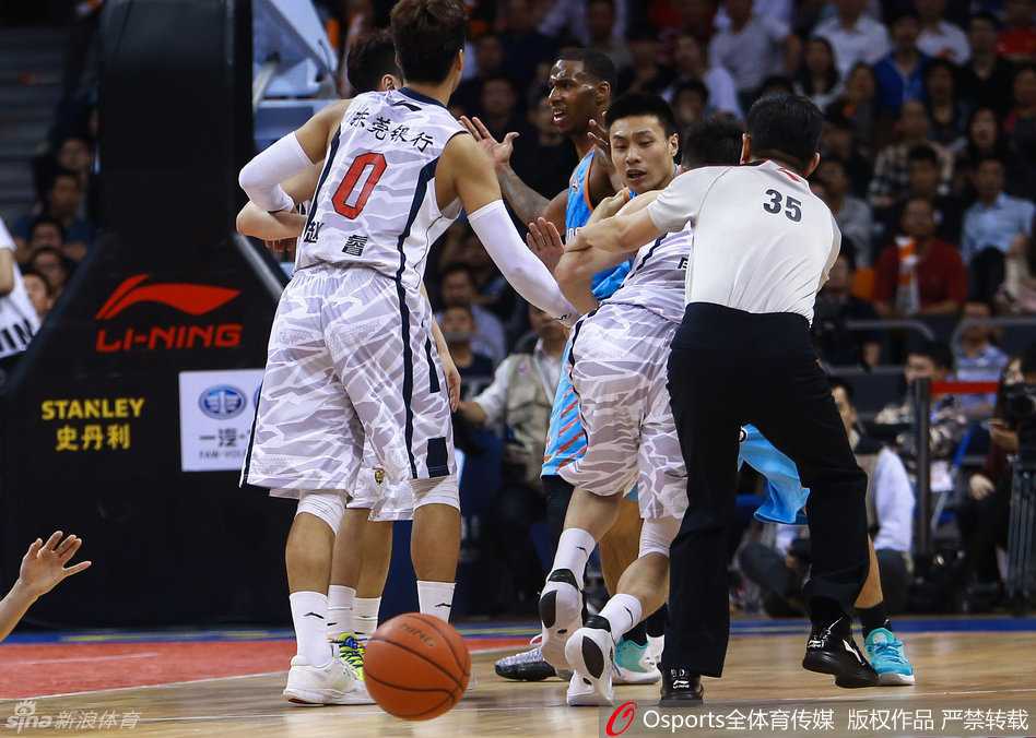 总决赛硝烟弥漫 疆粤大战火爆冲突全记录 俞长栋作为老好人,从身后紧紧抱住情绪激动的队友,将其带离冲突中心,试图用温和的方式为这场剑拔弩张的闹剧降温。