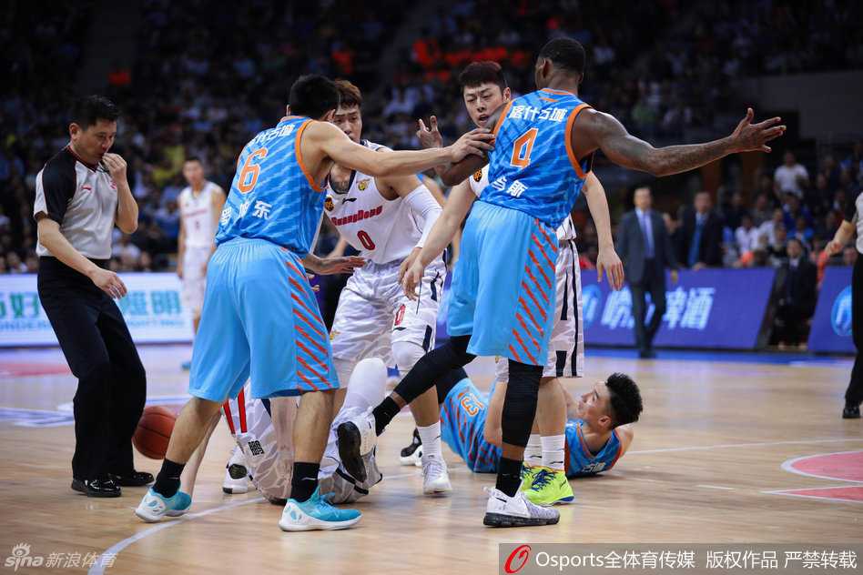 总决赛硝烟弥漫 疆粤大战火爆冲突全记录 周鹏此时也急了,他作为队长冲上前去,却不是为冲突加码,而是用力拉开自己情绪失控的小兄弟赵睿,保护他免遭更严厉的处罚。