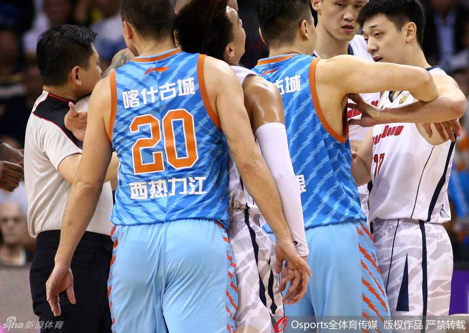 总决赛硝烟弥漫 疆粤大战火爆冲突全记录 裁判员奋力插入两队中间,用身体构成一道人墙,他张开双臂,表情严厉,大声警告着试图继续上前的球员,竭力控制住即将崩塌的场面。