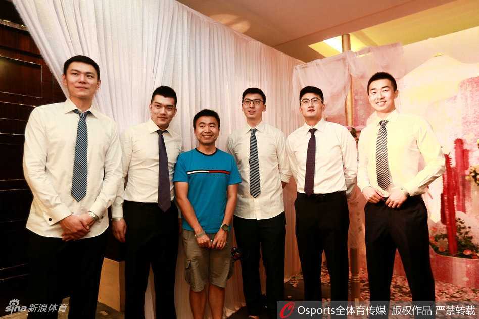 情义无价恩怨消散 李根北京婚礼答谢宴演绎铁汉柔情 礼台之上,李根与妻子双手紧握交换戒指,两人眼中只有彼此,这一吻不仅是婚礼的承诺,更是对过往风雨同舟的深情回馈。