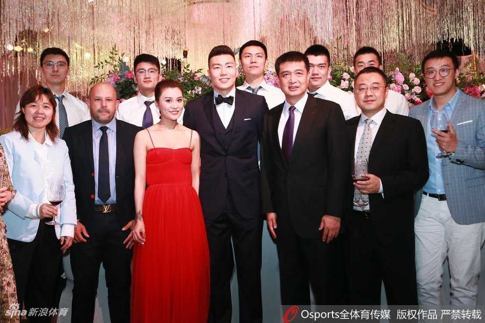 情义无价恩怨消散 李根北京婚礼答谢宴演绎铁汉柔情 北京男篮将帅齐聚李根婚宴,昔日恩师闵鹿蕾与雅尼斯到场,吉喆朱彦西等队友笑容满面,一张迟来的全家福写满重逢的喜悦。