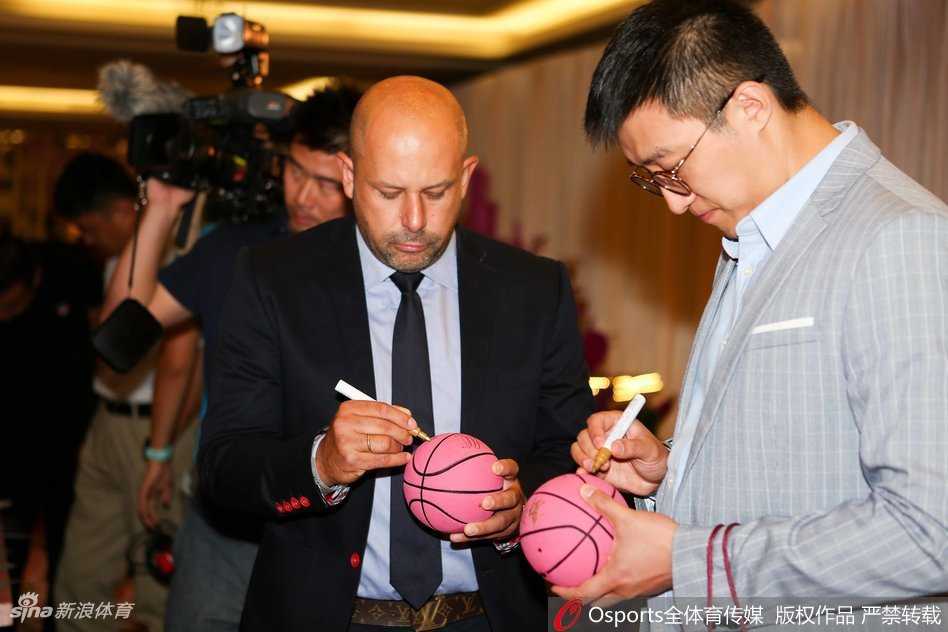 情义无价恩怨消散 李根北京婚礼答谢宴演绎铁汉柔情 婚礼尾声,李根与北京队老友们勾肩搭背合影留念,吉喆朱彦西段江鹏等人簇拥着新人,快门按下的一刻,将这份跨越赛场的情谊永久定格。