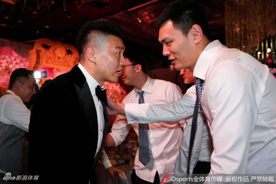 情义无价恩怨消散 李根北京婚礼答谢宴演绎铁汉柔情 镜头捕捉到婚礼上的温馨互动,李根俯身轻吻妻子额头,妻子脸上洋溢着幸福的笑容,背景虚化的灯光如同此刻梦幻的氛围。