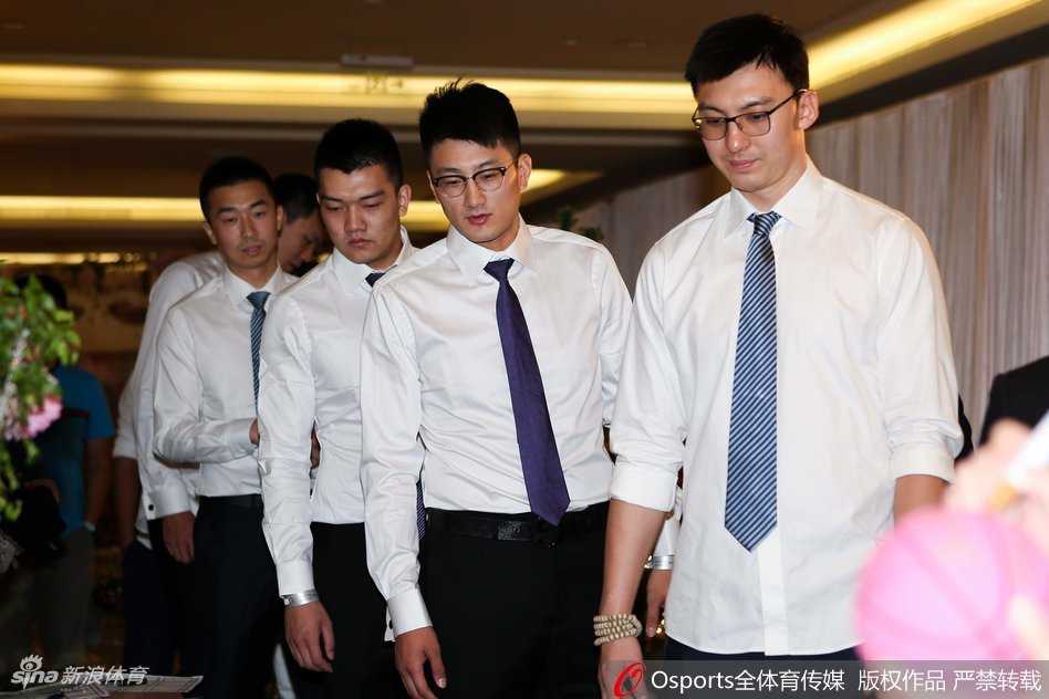 情义无价恩怨消散 李根北京婚礼答谢宴演绎铁汉柔情 李根与恩师闵鹿蕾举杯畅谈,两人面带笑意尽释前嫌,身旁的新帅雅尼斯也举杯致意,酒杯相碰间,过往恩怨化作美好祝福。