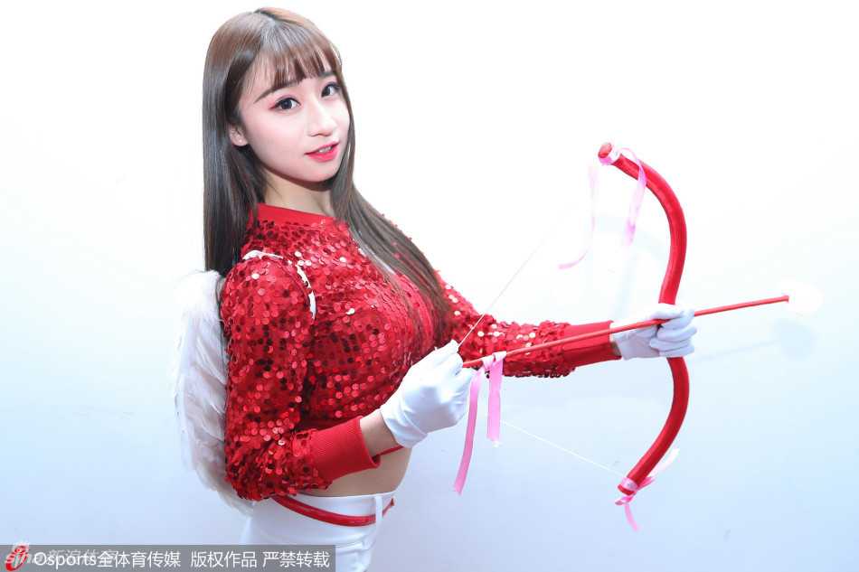 肯帝亚篮球宝贝身背雪白天使翅膀，手持金色爱神之箭，在球场上绽放甜美微笑