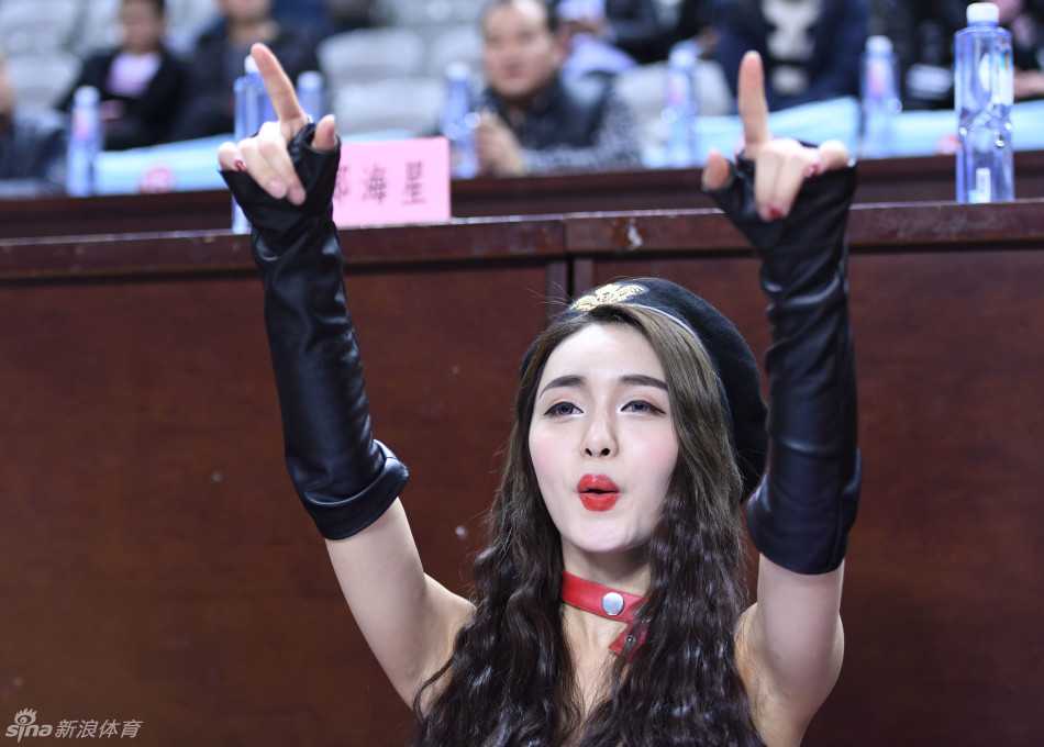 女DJ头戴烈焰红唇配饰，激情打碟，身后是手持玫瑰的篮球宝贝在热舞