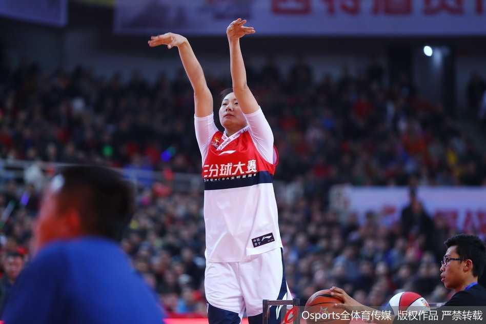 刘玉栋与队友在混合三分球大赛中配合后击掌庆祝，他目光如炬，举手投足间依然流露出当年横扫千军的