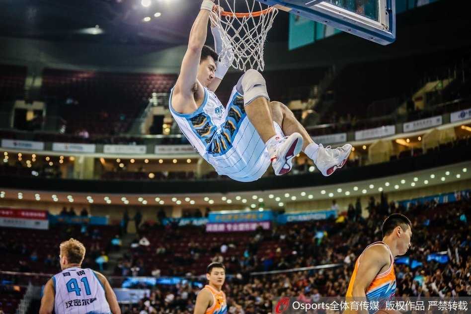 战鼓铮鸣 群雄逐鹿——CBA常规赛第八轮光影志 郭艾伦如猎豹般撕破青岛防线,在长人丛林中轻巧挑篮,指尖拨动的不仅是篮球,更是青春的旋律。