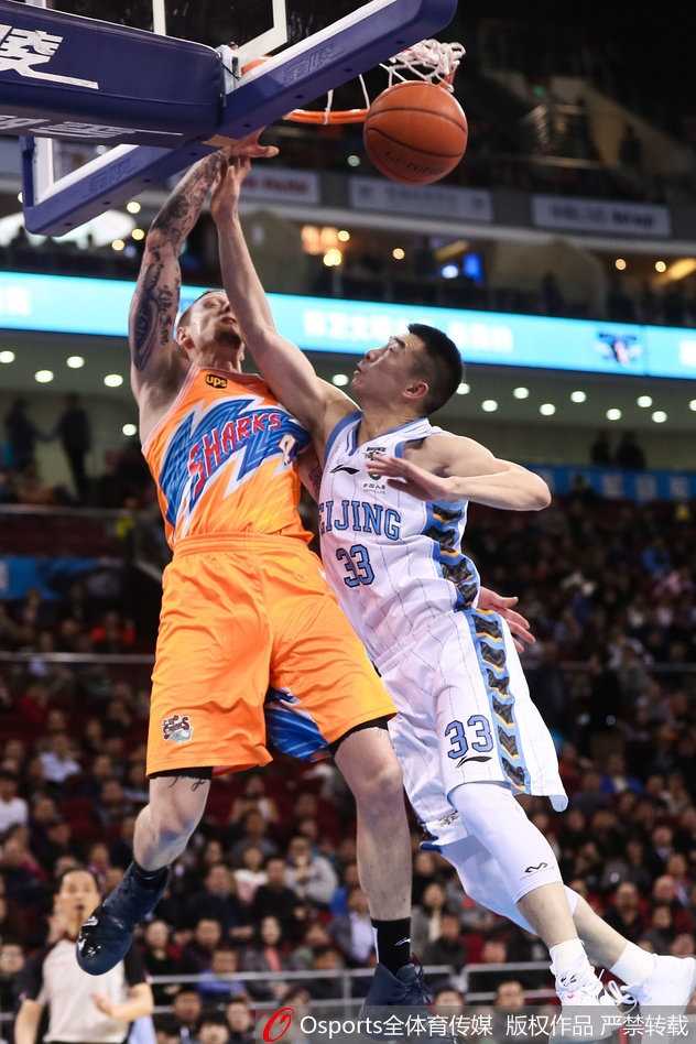 战鼓铮鸣 群雄逐鹿——CBA常规赛第八轮光影志 富兰克林如重型坦克般碾入广厦禁区,面对三人合围依然强硬起跳,身体在对抗中完全舒展,仿佛在向全场宣告:今夜无人能挡。
