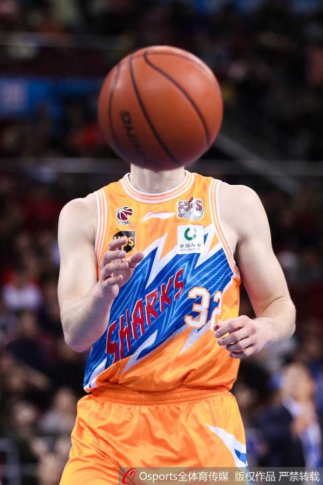 战鼓铮鸣 群雄逐鹿——CBA常规赛第八轮光影志 哈德森三分线外自信出手,篮球在空中划出彩虹弧线,应声入网的瞬间,引爆了全场球迷的欢呼狂潮。