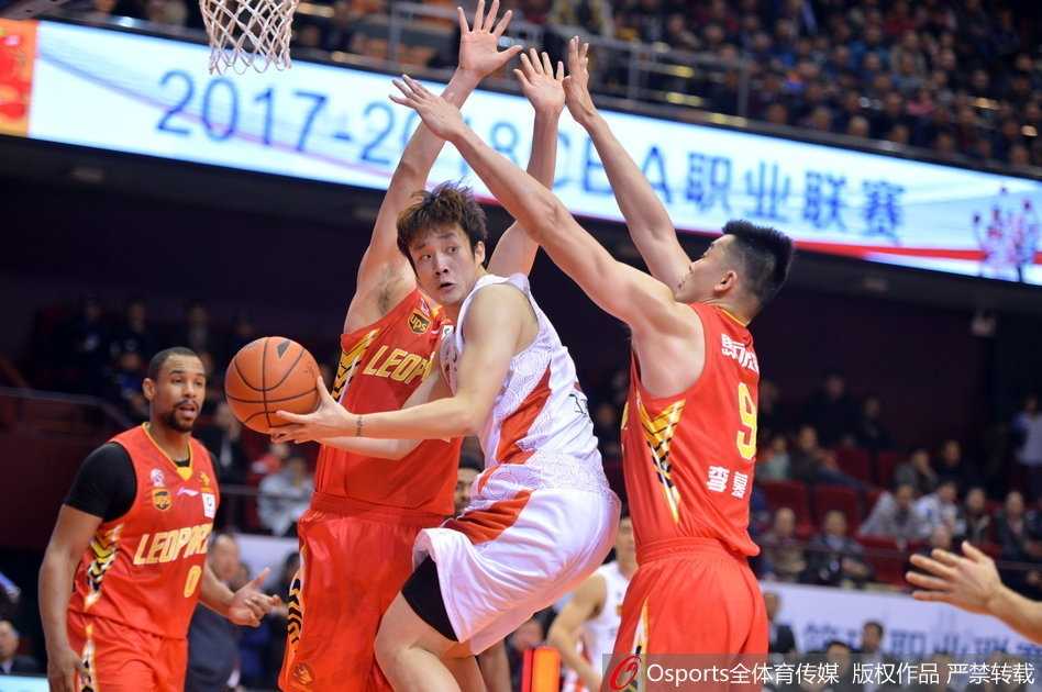 战鼓铮鸣 群雄逐鹿——CBA常规赛第八轮光影志 布鲁克斯后仰跳投出手,身体在空中微微倾斜,眼神却始终凝视篮筐,篮球离手的瞬间,全场仿佛都陷入了静止。