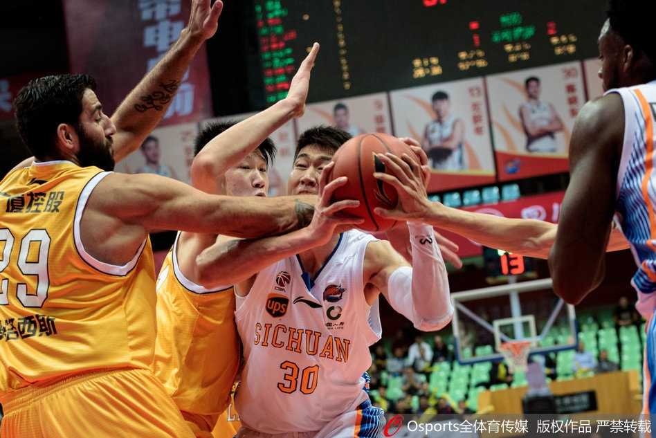 战鼓铮鸣 群雄逐鹿——CBA常规赛第八轮光影志 赛场边的摄影师长枪短炮严阵以待,镜头如林聚焦场内,他们同样是这场光影盛宴的见证者与记录者。