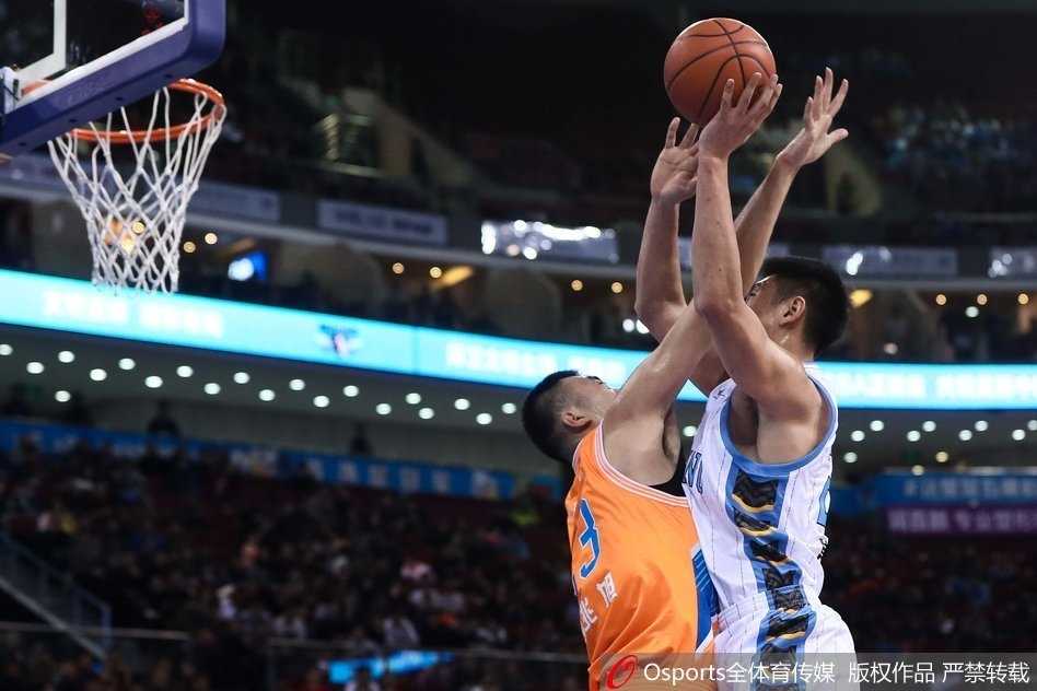 战鼓铮鸣 群雄逐鹿——CBA常规赛第八轮光影志 广东队发动闪电反击,白衣球员如离弦之箭向前狂奔,接球瞬间眼神已锁定篮筐,整个画面充满了速度与力量的美感。