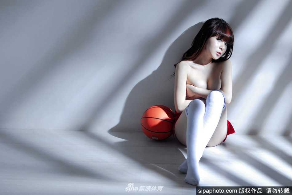 戴雪儿惊艳跨界 篮球宝贝演绎热力扣篮 戴雪儿身穿紧身运动背心,双手轻捂胸前,眼神中透出运动前的自信与俏皮