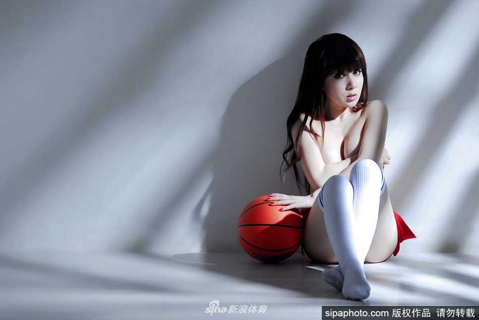 戴雪儿惊艳跨界 篮球宝贝演绎热力扣篮 戴雪儿单手持球,面对镜头眼神坚定犀利,展现出球场上的掌控力