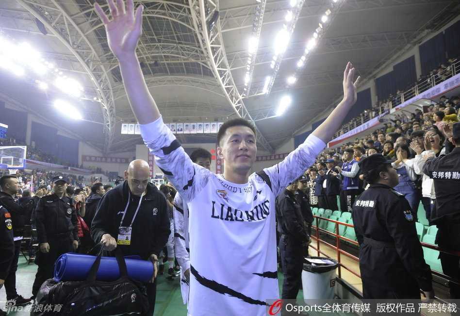 折戟红山泪满襟,辽宁盼盼来年再战 刘志轩神情落寞地低头走下场,这个系列赛他承担了巨大的防守压力,此刻眼神中充满了疲惫与失落