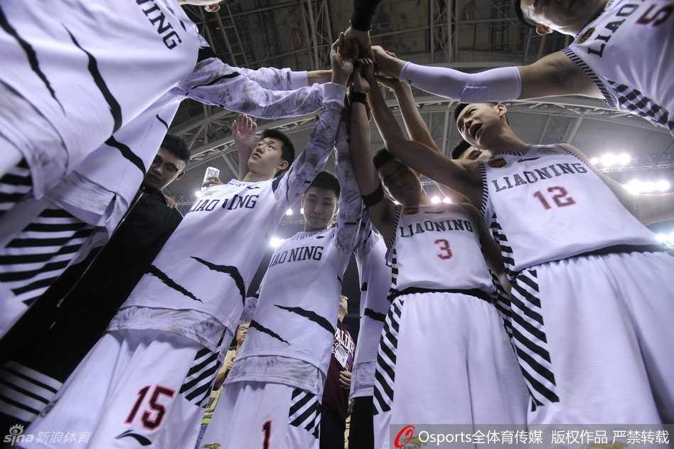 折戟红山泪满襟,辽宁盼盼来年再战 赛后,赵继伟坐在场边久久不愿离去,他再次用球衣掩面,沉浸在失利的巨大悲伤中,让人动容