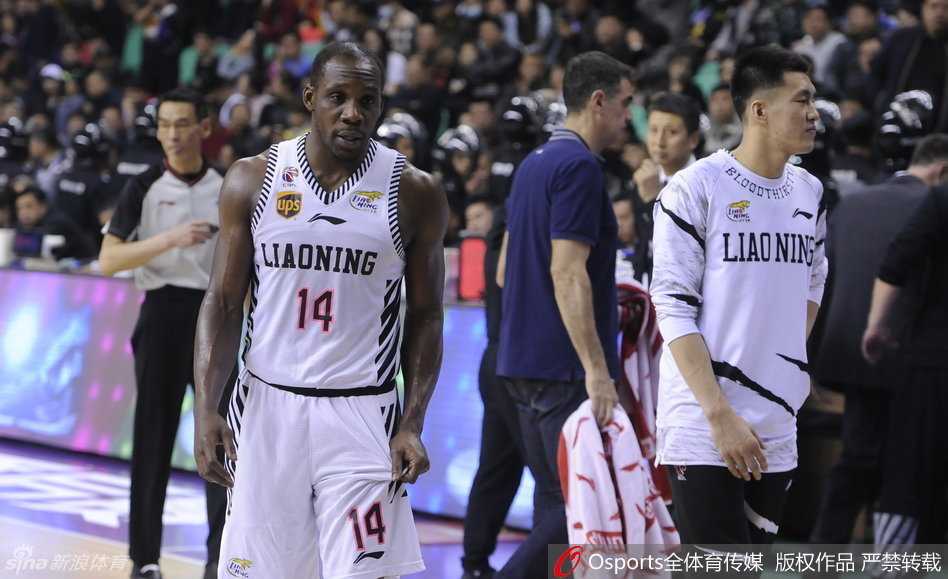 折戟红山泪满襟,辽宁盼盼来年再战 队长杨鸣神情凝重地望向远方,眼中充满了对赛季结束的不舍和对未能走得更远的深深遗憾