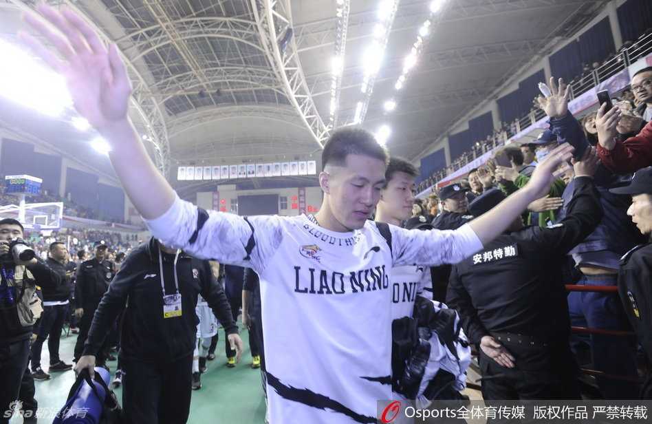 折戟红山泪满襟,辽宁盼盼来年再战 外援哈德森神情落寞地坐在场边,眼神中透露出拼尽全力后的疲惫与对比赛失利的无奈和不甘