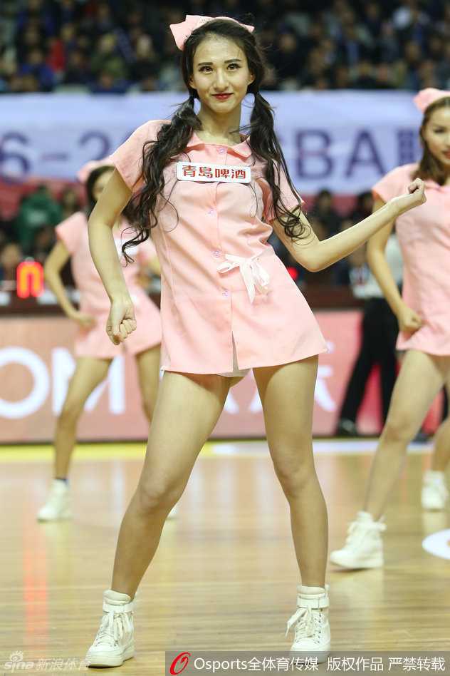 护士服点燃胜利之夜:江苏肯帝亚篮球宝贝的暖心“处方” 一位篮球宝贝在表演中回眸一笑,护士装的圣洁与青春脸庞的活力完美融合,这不仅仅是表演,更是一种情感的传递。