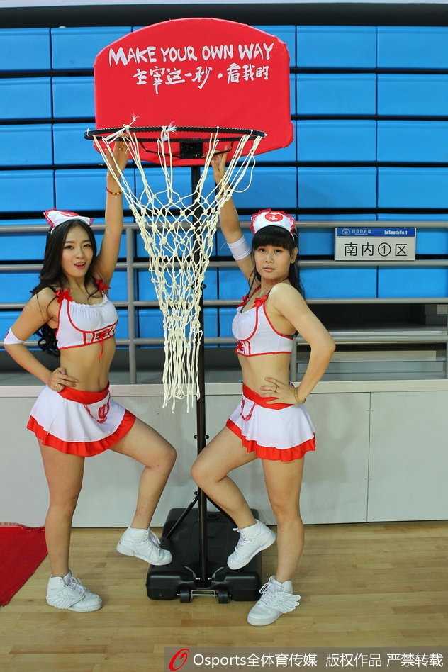 伴随着轻快的节奏，几名女孩整齐地排开，洁白的护士帽下是一张张青春洋溢的笑脸。她们的舞蹈动作柔美而有力，既展现了护士的温柔，又不失篮球宝贝的活力。