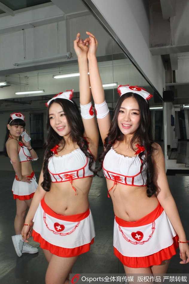 赛场上，篮球宝贝们手拉手围成一圈，向四周的观众鞠躬致意。护士制服在灯光下显得格外洁白，她们的笑容仿佛能驱散所有的疲惫与烦恼。