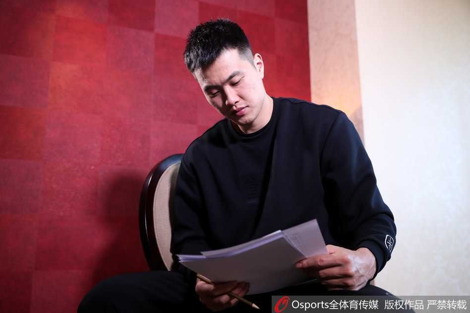 探秘2018CBA全明星周末的“文艺孟铎”:从球场悍将到客串主持的别样魅力 镜头捕捉到孟铎在休息区认真研读采访提纲,他眉头微蹙,手中的笔不时在纸上勾画,仿佛在攻克比赛中的最强对手,专注的神情极具感染力。