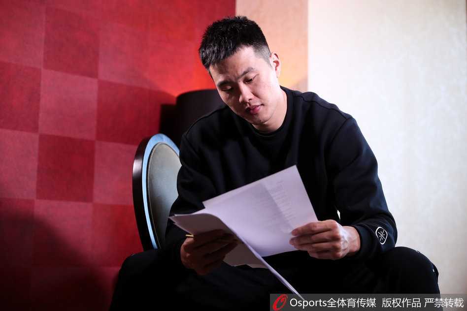 探秘2018CBA全明星周末的“文艺孟铎”:从球场悍将到客串主持的别样魅力 准备间隙,孟铎低头仔细核对采访流程,暖色的灯光勾勒出他硬朗的面部轮廓,一丝不苟的样子仿佛在进行赛前最后的热身,将“认真工作”四个字诠释得淋漓尽致。