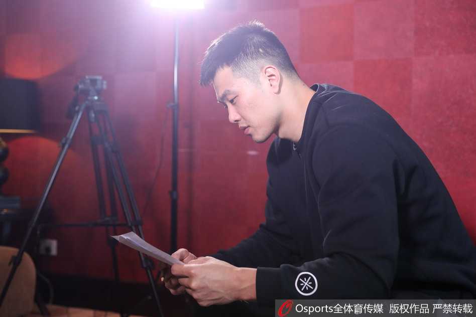 探秘2018CBA全明星周末的“文艺孟铎”:从球场悍将到客串主持的别样魅力 孟铎身穿休闲运动装,手持采访话筒,正对着镜头露出标志性的阳光笑容,此刻的他不再是场上杀气腾腾的球员,更像是一位邻家大哥哥在进行轻松愉快的访谈。