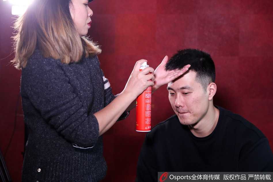 探秘2018CBA全明星周末的“文艺孟铎”:从球场悍将到客串主持的别样魅力 完成一段采访后,孟铎露出满意而轻松的微笑,阳光洒在他的脸上,仿佛在说“搞定”,这次客串主持的经历不仅圆满成功,更让所有人看到了他赛场外的全能魅力。