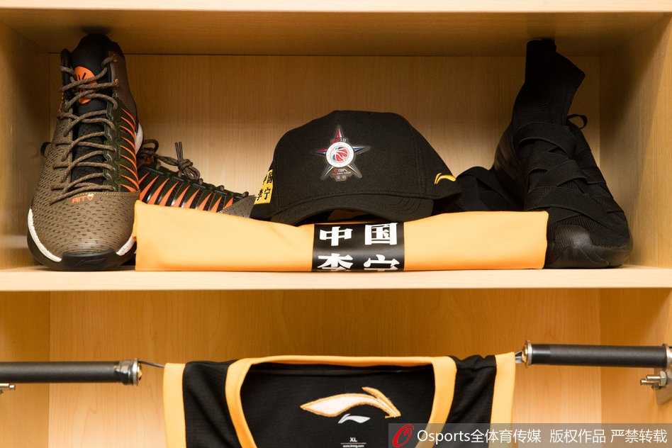 探秘全明星幕后:深圳更衣室里的荣耀与隐忧 北区更衣室则被深邃的蓝色笼罩,郭艾伦、丁彦雨航的衣柜相邻,战袍上仿佛凝结着北国冰雪的冷峻,预示着他们将要爆发的炽热能量。