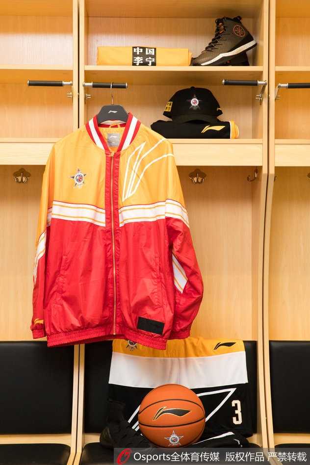 探秘全明星幕后:深圳更衣室里的荣耀与隐忧 一只穿着荧光绿球鞋的脚踩在更衣室的长椅上,鞋带松散开来,远处是随意搭在衣柜上的毛巾,定格了赛后球员疲惫又放松的瞬间。